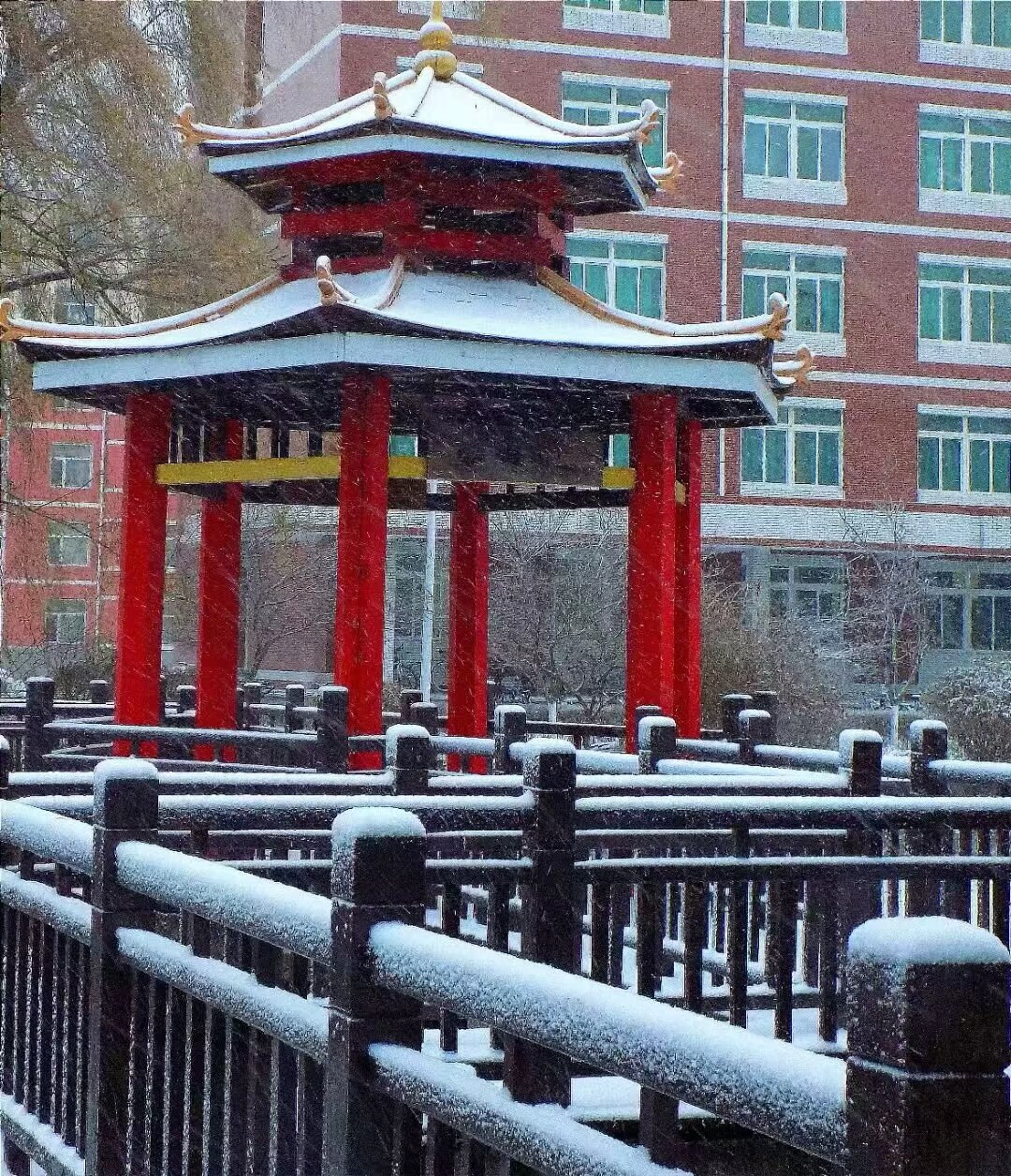 雪中的校园红亭与步道